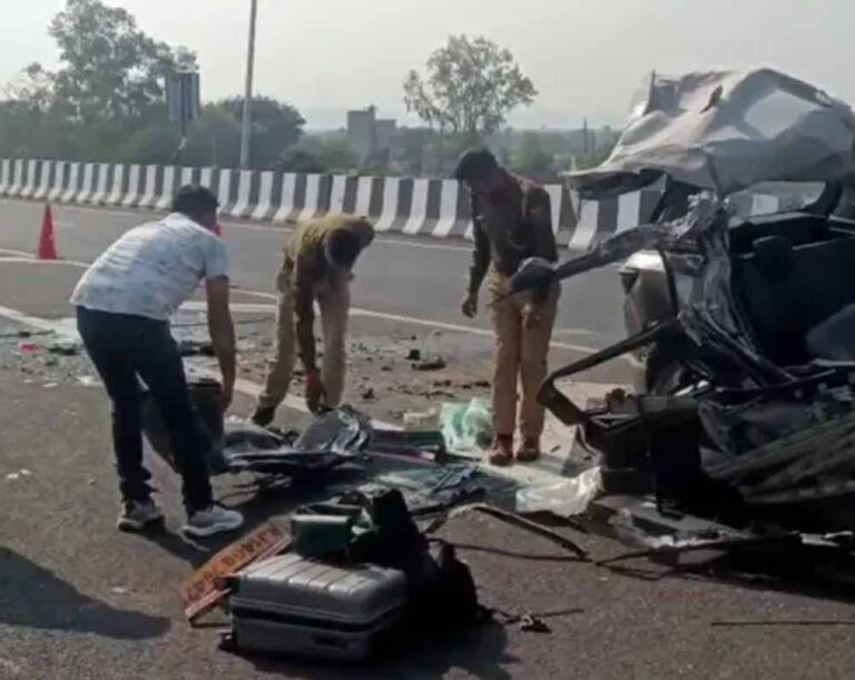उज्जैन से लौट रही कार ट्रक में घुसी, चार की मौके पर मौत