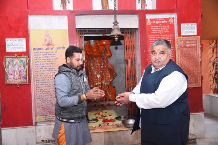 CM विष्णु देव साय के जन्मदिवस पर लखनपुर में विशेष पूजा-अर्चना, मंत्री राजेश अग्रवाल ने मरीजों को बांटे फल