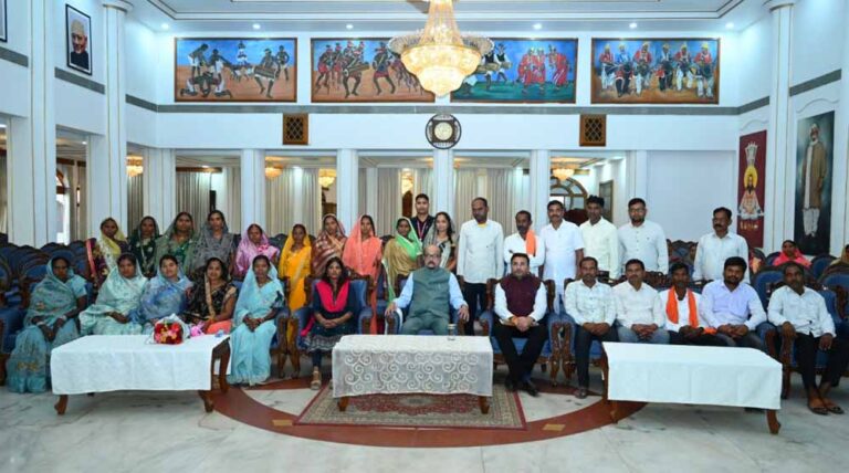 राज्यपाल के गोद लिए ग्राम बिजली के ग्रामीणों का लोकभवन दौरा, विकास कार्यों की ली जानकारी