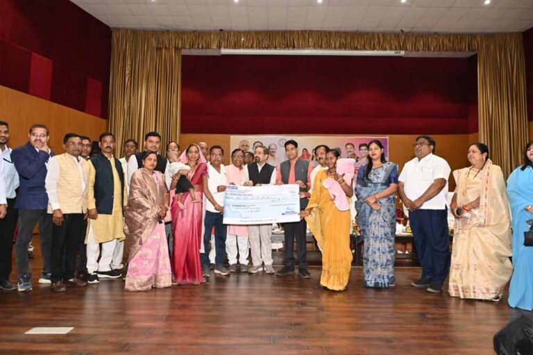 श्रम विभाग की कल्याणकारी योजनाओं का अधिक से अधिक लाभ लेने श्रमिक भाई -बहन बनें जागरूक- राजस्व मंत्री वर्मा