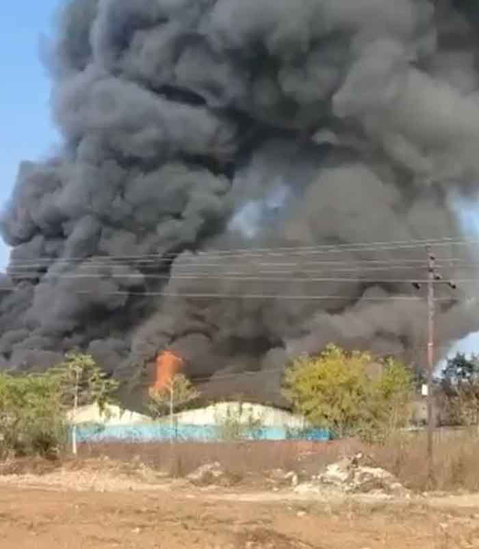 भोपाल में भीषण आग का तांडव: फर्नीचर फैक्ट्री धधकी, 7 किमी दूर तक छाया धुएं का गुबार