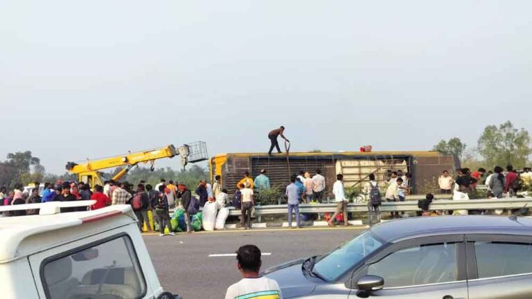 लखनऊ में दर्दनाक हादसा: पूर्वांचल एक्सप्रेस-वे पर डबल डेकर बस पलटी, 5 की मौत, 16 घायल