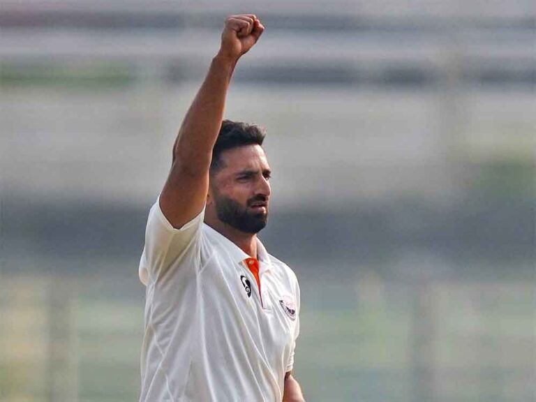 आकिब नबी डार कौन हैं? रणजी ट्रॉफी 2025-26 में ‘प्लेयर ऑफ द सीरीज’ बनकर चमके, IPL में भी कमा चुके करोड़ों