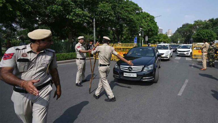 दिल्ली में हाई अलर्ट: हर गाड़ी पर निगरानी, किरायेदारों की पहचान भी कड़ी