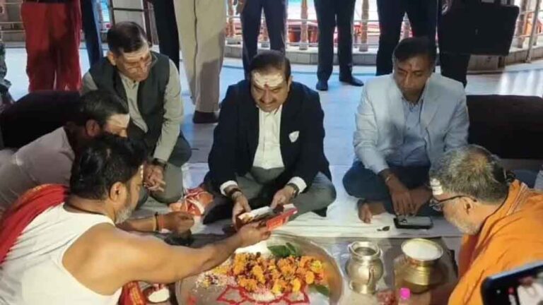 गौतम अडानी ने बाबाधाम मंदिर में टेका माथा, भोलेनाथ का लिया आशीर्वाद