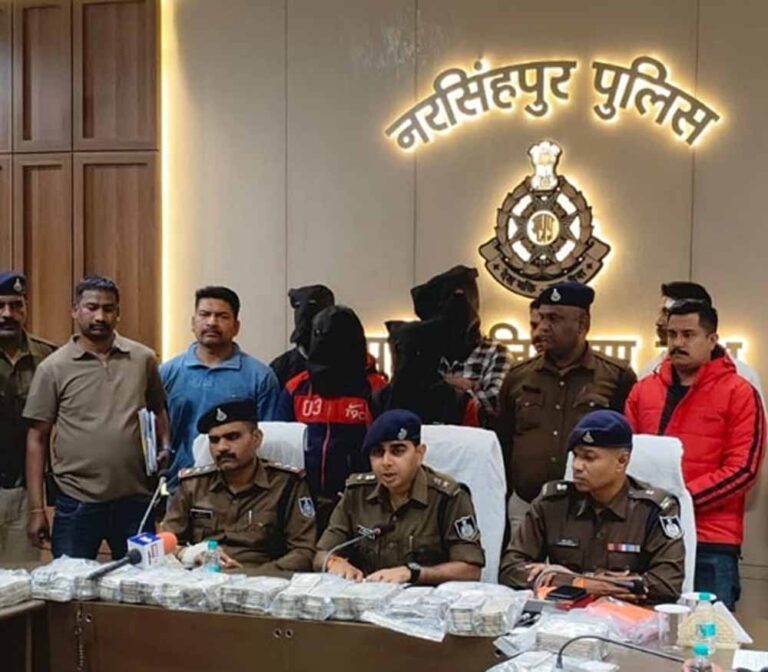 अंदरूनी साजिश का पर्दाफाश: होटल कर्मचारी ने रची 75 लाख की लूट, 4 धराए