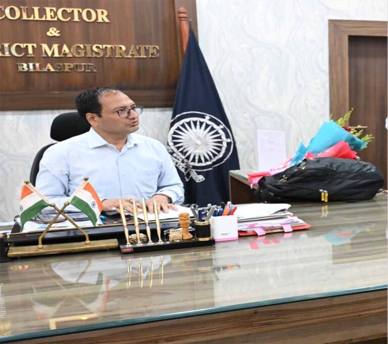 जनदर्शन में उमड़ी भीड़, कलेक्टर ने एक-एक कर सुनी समस्याएं