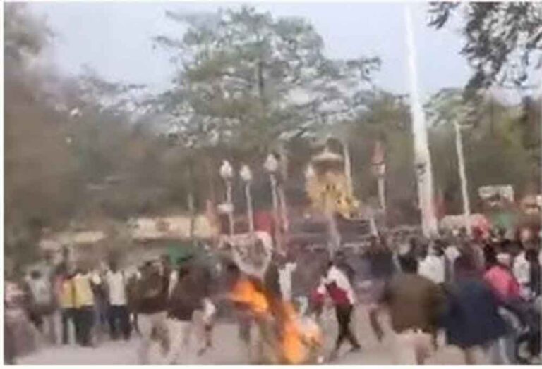 विजयवर्गीय के विरोध में कांग्रेस का प्रदर्शन बेकाबू, पुतले की जगह पुलिसकर्मी झुलसा