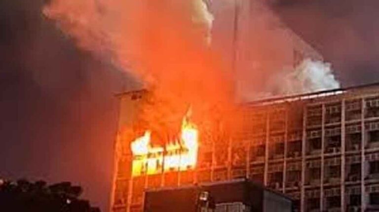 टॉलीगंज में लग्जरी रेजिडेंशियल बिल्डिंग में भीषण आग, सड़क पर आए फिल्मी सितारे