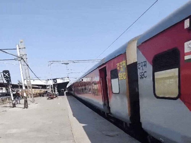 यात्रियों के लिए खुशखबरी: भोपाल-खजुराहो महामना और आरकेएमपी-आधारताल एक्सप्रेस में जुड़ेंगे लग्जरी कोच