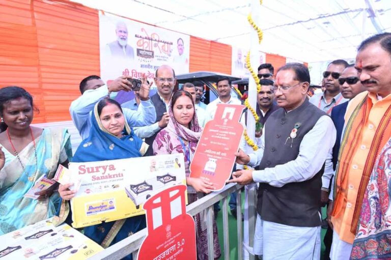 उज्ज्वला गैस, पिंक ई-रिक्शा और गार्बेज रिक्शा वितरण से आत्मनिर्भरता को नई रफ्तार