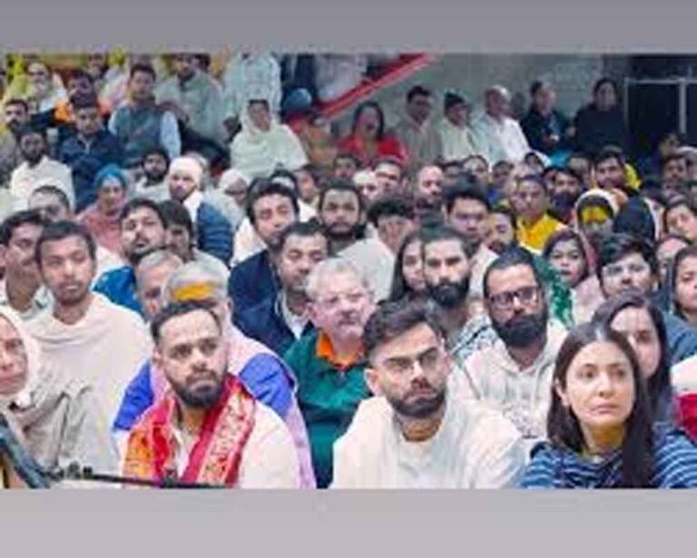 Virat Kohli-Anushka Sharma फिर पहुंचे Premanand Maharaj के दरबार, जमीन पर बैठकर सुना प्रवचन