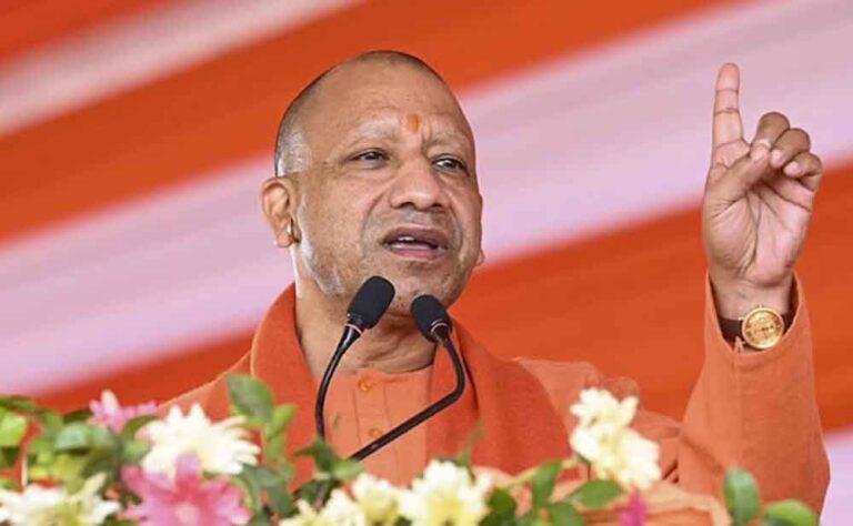 PDA नहीं, परिवार बचाने में लगी है सपा : सीएम योगी का करारा वार