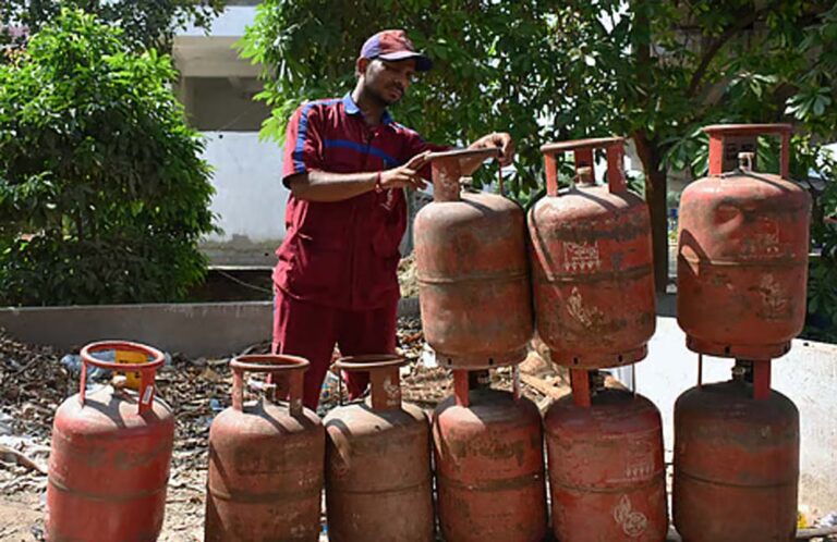 मंडीदीप में LPG एजेंसी पर प्रशासन का छापा, 200 से अधिक सिलेंडर जब्त; जबलपुर में हॉकर के घर पुलिस की छापेमारी मंडीदीप में LPG एजेंसी पर छापा, 200 से ज्यादा सिलेंडर जब्त; जबलपुर में पुलिस ने हॉकर के घर से 10 सिलेंडर और 47 गैस बुक बरामद मंडीदीप में LPG एजेंसी पर छापा, 200 सिलेंडर जब्त; जबलपुर में पुलिस ने हॉकर के घर से गैस सिलेंडर और बुक्स की बरामदगी की