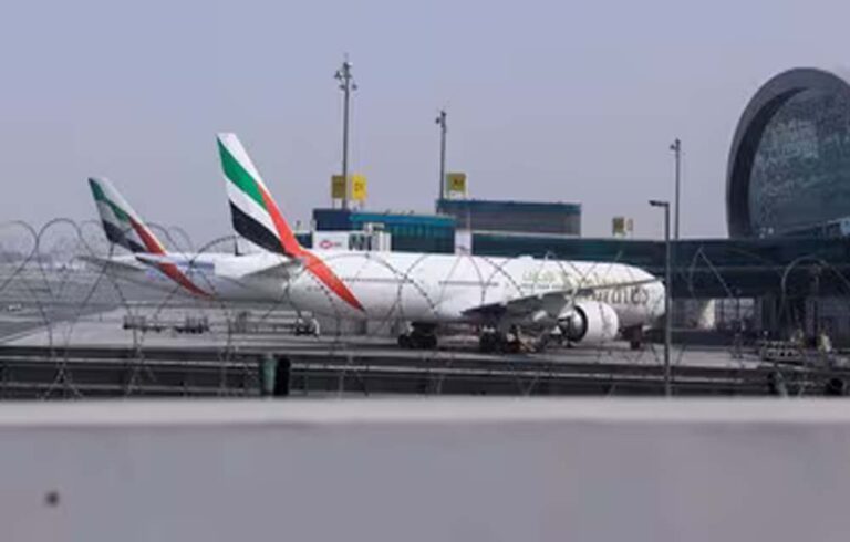 ईरान युद्ध के बीच दुबई एयरपोर्ट पर धुंआ, भारत से जा रहा विमान बीच रास्ते में लौटा, 19 भारतीय हुए गिरफ्तार