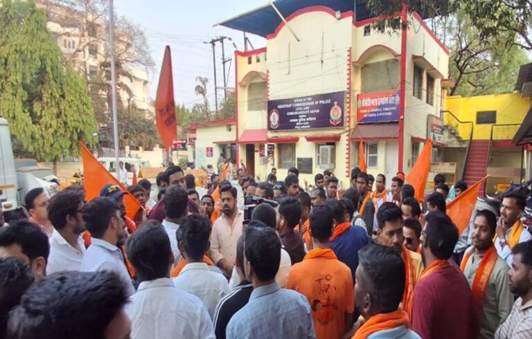 रायपुर में मुस्लिम वकील की विवादित टिप्पणी, लिखा- हिंदू इबादत क्या जानें, ये लोग काफिर, हिंदू संगठनों ने घेरा थाना, FIR दर्ज