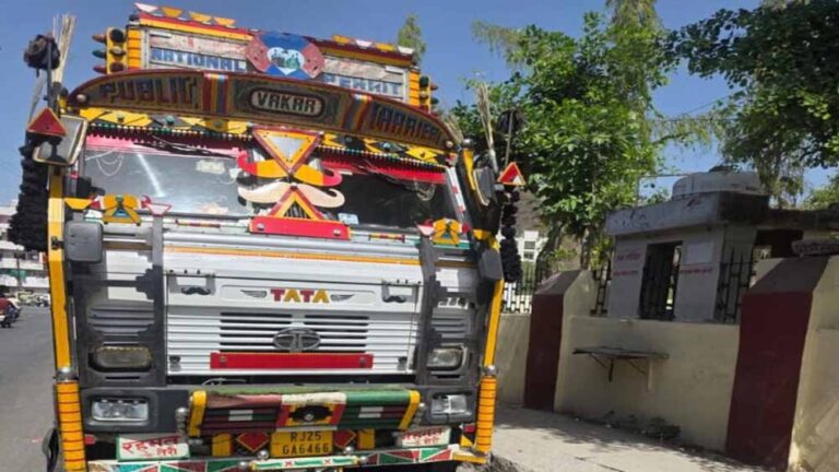 नाथद्वारा में पुलिस की बड़ी कार्रवाई: ट्रक से 25 लाख की अवैध शराब जब्त, दो तस्कर गिरफ्तार