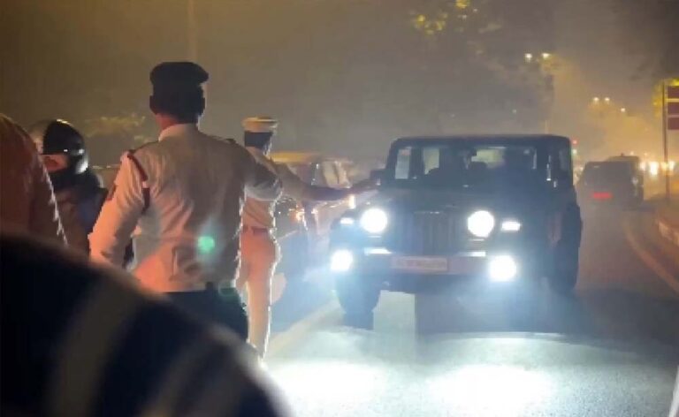 क्या पुरुष ट्रैफिक पुलिसकर्मी गाड़ी चला रही महिलाओं को नहीं रोक सकते?