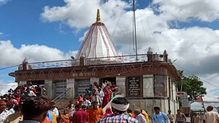 मां शारदा मंदिर मैहर में 9 दिनों में 10 लाख से ज्यादा भक्तों ने किए दर्शन, चौथे दिन रही सबसे ज्यादा भीड़