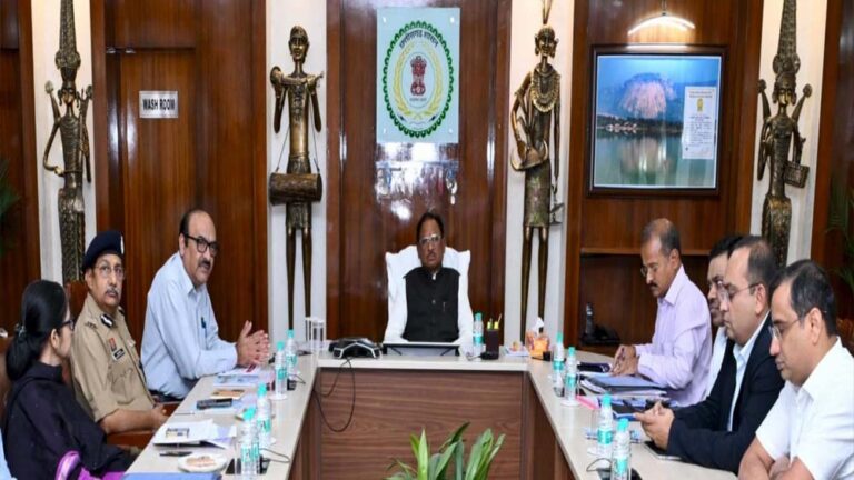 मुख्यमंत्री विष्णु देव साय कमिश्नर, आईजी और जिला कलेक्टरों के साथ वीडियो कॉन्फ्रेंसिंग के माध्यम से कर रहे हैं बड़ी बैठक