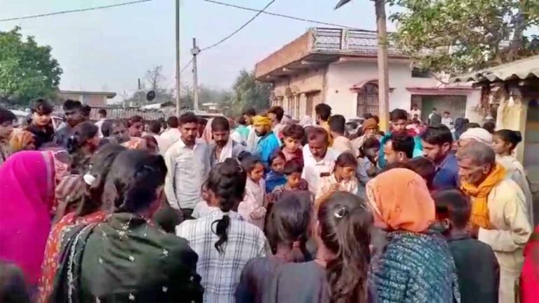 पुलिस-ग्रामीण संघर्ष ने लिया हिंसक रूप, गोली से एक की मौत, कई पुलिसकर्मी घायल