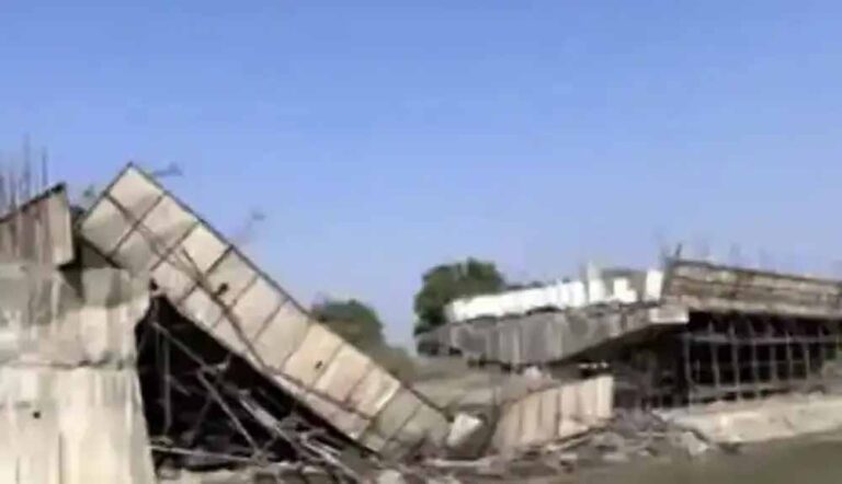 घोघरी नदी पर निर्माणाधीन पुल गिरा, लापरवाही पर तीन इंजीनियर सस्पेंड