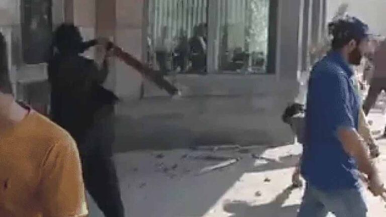 खामेनेई की मौत से पाकिस्तान में बवाल: कराची में अमेरिकी दूतावास के पास हिंसक प्रदर्शन, कई घायल