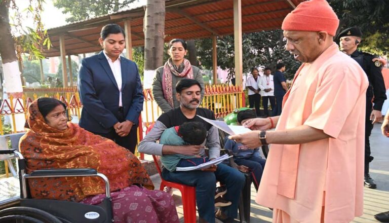 बेफिक्र होकर उपचार कराएं, सरकार देगी भरपूर आर्थिक सहायता: सीएम योगी