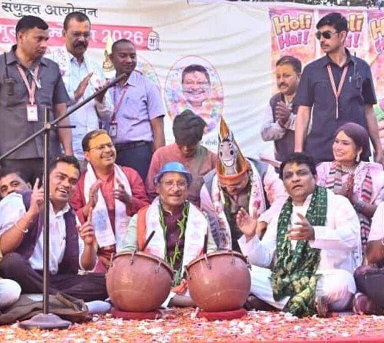 CM साय ने रायपुर प्रेस क्लब में पत्रकारों के साथ खेली होली, आपसी प्रेम और सद्भाव का दिया सन्देश