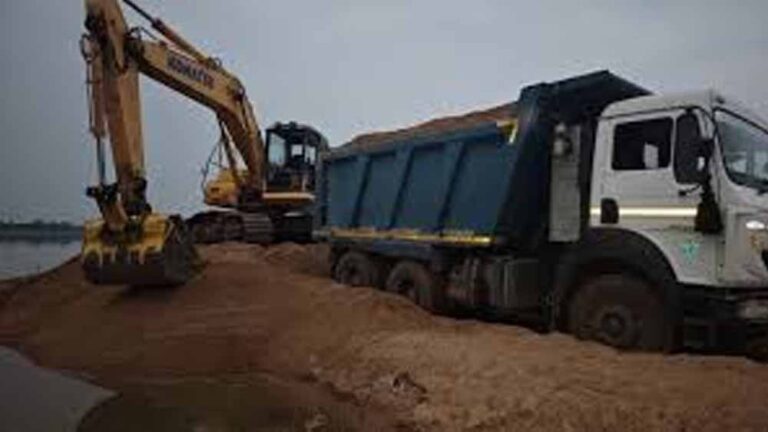 अवैध खनन पर बड़ी कार्रवाई: 11 हाइवा, 2 जेसीबी और चैन माउंटेन मशीन जब्त