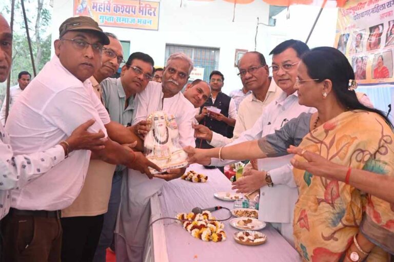 उद्योग मंत्री देवांगन ने चंदपुरिहा कंसोधन वैश्य गुप्ता समाज को सामुदायिक भवन की दी सौगात