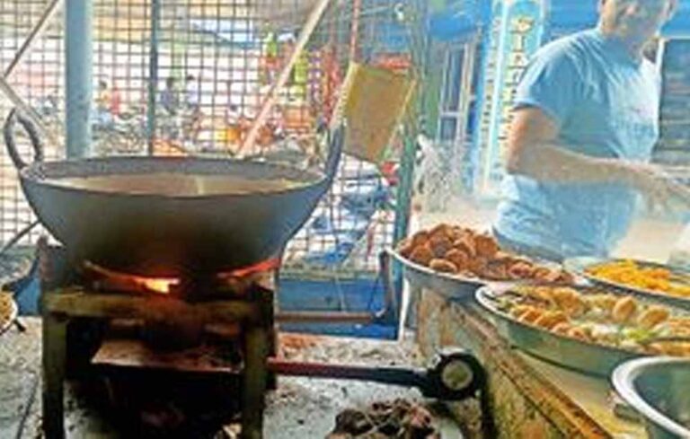 गैस संकट में अनोखा जुगाड़: सरायकेला में पुराने मोबिल से जल रही भट्टी, बन रहा गर्म नाश्ता