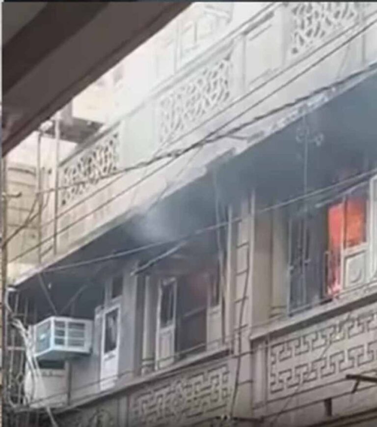 घर में आग से फटे सिलेंडर व एसी कंप्रेसर, बाथरूम में बचने घुसी महिला की दम घुटने से मौत