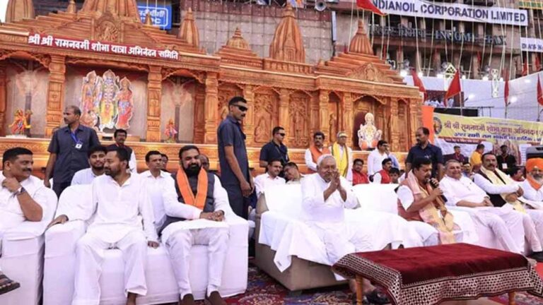 रामनवमी पर डाकबंगला पहुंचे नीतीश कुमार, एक मंच पर दिखे पिता-पुत्र; गूंजे जय श्री राम के नारे