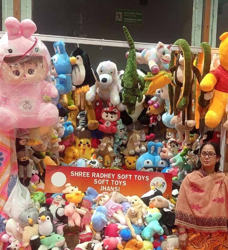 सरकारी प्रशिक्षण और सहयोग से बदली जिंदगी, सॉफ्ट टॉयज से पहचान बना रहीं वंदना