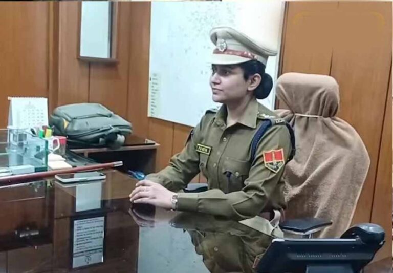 IPS पीडी नित्या का सादगी भरा अंदाज: रेड कारपेट ठुकराकर जमीन पर खड़े होकर लिया गार्ड ऑफ ऑनर