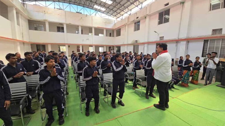 उपमुख्यमंत्री विजय शर्मा ने पुनर्वास केंद्र दंतेवाड़ा में युवाओं से की मुलाकात