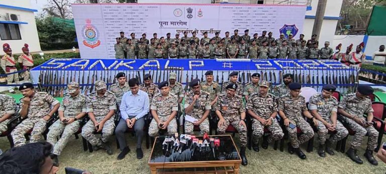 बस्तर में लाल आतंक पर बड़ा वार: 5 जिलों में 35 माओवादियों ने किया सरेंडर, करोड़ों के हथियार जब्त