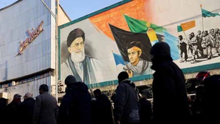 ईरान के सुप्रीम लीडर का चुनाव करेगी शिया समिति, सशस्त्र बलों का कमांडर सहित मिलती हैं पावर