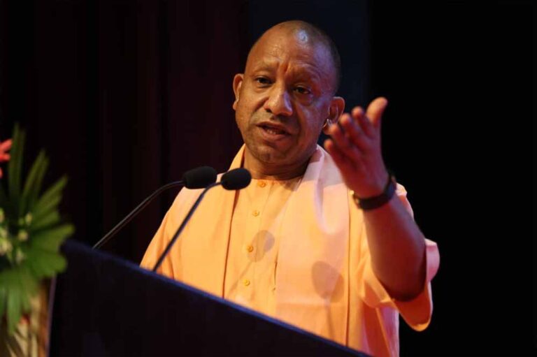 महिला दिवस पर सीएम योगी का तोहफा, 3 लाख से अधिक आंगनबाड़ी कार्यकत्रियों को आयुष्मान कार्ड का सुरक्षा कवच