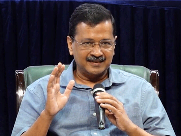 गुजरात चुनाव से पहले बड़ा दांव: केजरीवाल बोले- सरकार बनी तो महिलाओं को मिलेंगे ₹1000 हर महीने