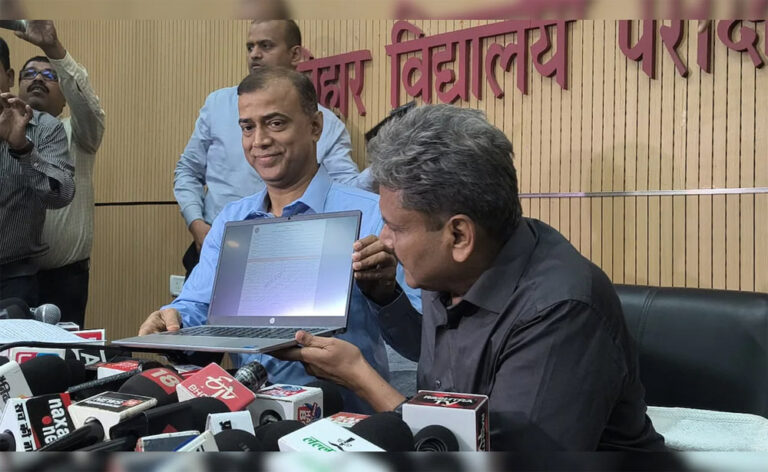 बिहार बोर्ड मैट्रिक का रिजल्ट घोषित दो बेटियों ने 492 अंक पाकर किया स्टेट टॉप