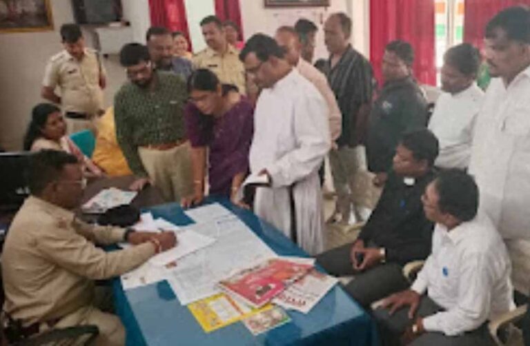 चर्च में रविवार की प्रार्थना के दौरान हंगामा, महिला दिवस कार्यक्रम में घुसा निलंबित प्राचार्य; ईसाई समुदाय ने FIR की मांग की