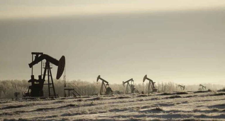 ईरान युद्ध का असर: सप्लाई संकट की आशंका के बीच उछाल के बाद कच्चे तेल की कीमतें स्थिर