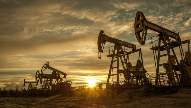 प्लास्टिक, पेंट, टूथपेस्ट, वैसलीन… ये 50 चीजें तेल-गैस के कुओं से निकले क्रूड से बनती हैं