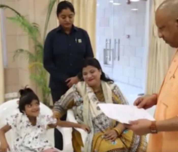 जनता दर्शन में सीएम की सीख: बच्चे से पूछा पढ़ाई का हाल, बोले- किताबों से दोस्ती करो, सोशल मीडिया कम चलाओ