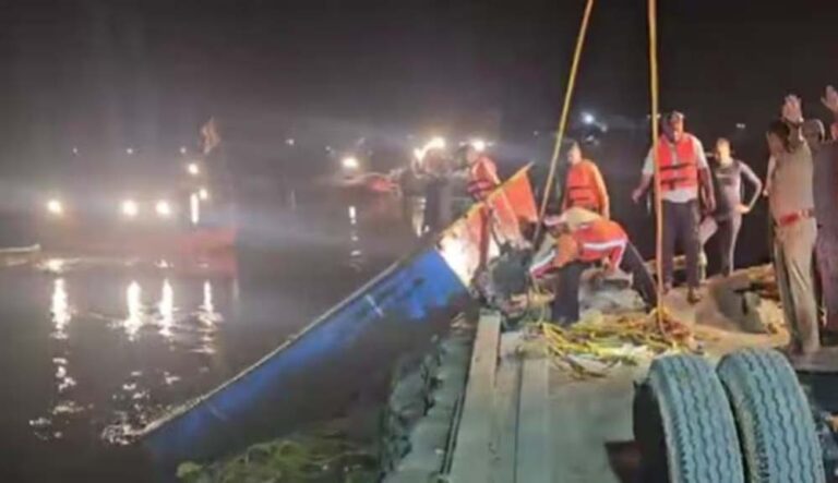 वृंदावन में बोट डूबने के बाद 10 की मौत, घंटों बाद दलदल में फंसी मिली बोट, 5 लोग अब भी लापता