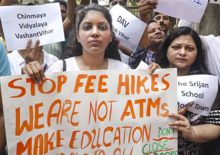 धनबाद में अभिभावकों का धरना, निजी स्कूलों की फीस वसूली पर उठे सवाल