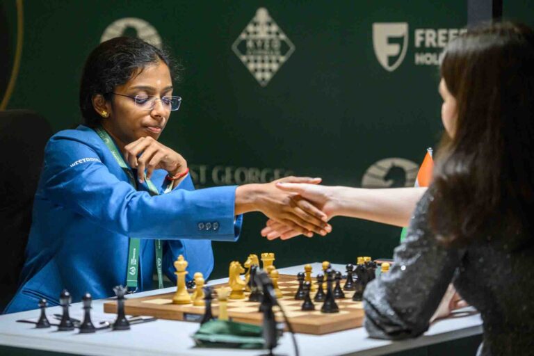 FIDE कैंडिडेट्स में भारत की वैशाली टॉप पर, निर्णायक मोड़ पर टूर्नामेंट