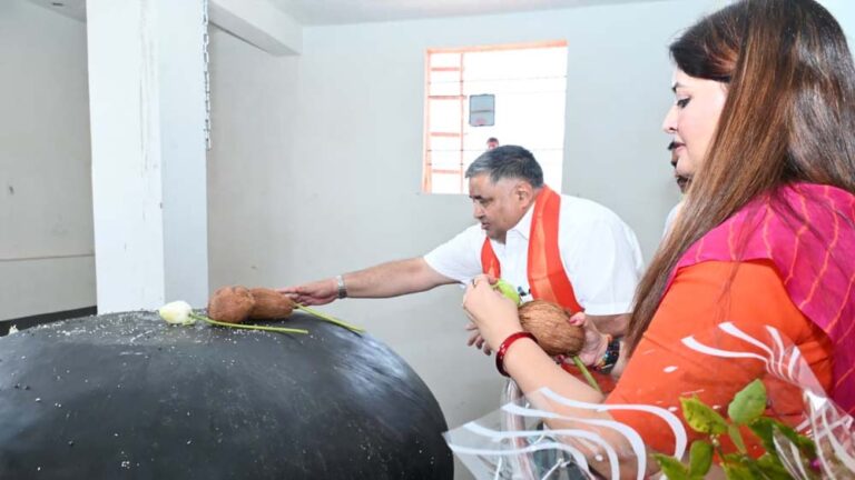 रायपुर : पर्यटन एवं संस्कृति मंत्री राजेश अग्रवाल कवर्धा के जानकी वन धाम शिवालय में आयोजित प्राण-प्रतिष्ठा समारोह में हुए शामिल